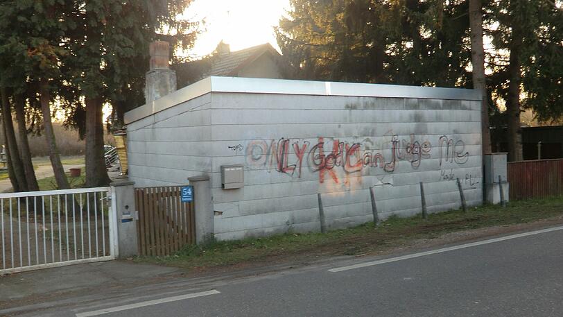 Ein grässliches Graffiti an der Brodersenstraße in Englschalking. Ein schönes Graffiti hätte gut getan...