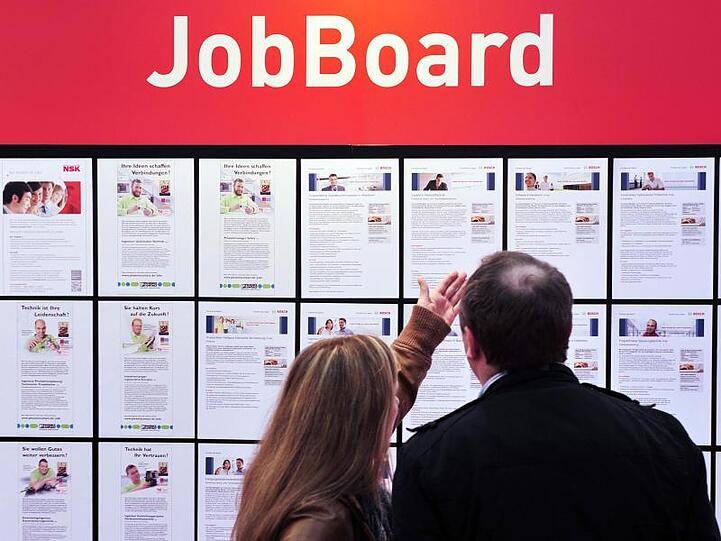 Fachkräfte verzweifelt gesucht: Tafel mit Stellenangeboten bei der Hannover Messe.