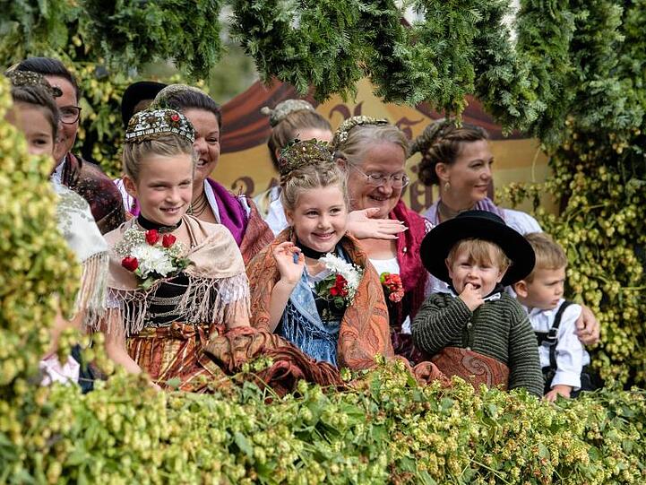 Kinder in Tracht winken von einer Kutsche im Festzug. Das größte Volksfest der Welt dauert bis zum 6. Oktober.