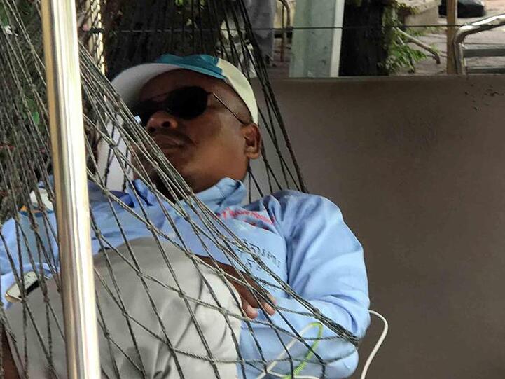 Ein Fahrer eines Motorrad-Taxis wartet in Kambodschas Hauptstadt Phnom Penh auf Kundschaft. In dem südostasiatischen Land werden künftig sechs Feiertage gestrichen. Symbolbild: Christoph Sator