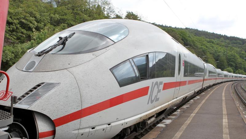 Ein defekter ICE auf der Strecke zwischen Würzburg und Frankfurt am Main. Ein defekter ICE auf der Strecke zwischen Würzburg und Frankfurt am Main.