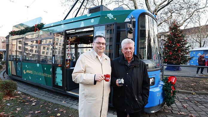 Moderner, aber trotzdem weihnachtlich geschmückt, fährt die Christkindltram heuer das erste Mal seit 2019. MVG-Chef Ingo Wortmann (l.) und OB Dieter Reiter gehören zu den ersten Fahrgästen.