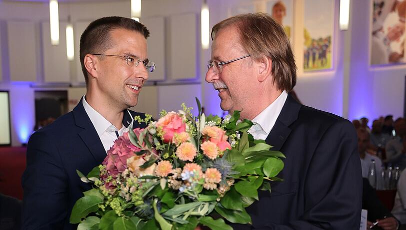 Christoph Kern (l) l&ouml;ste Rainer Koch 2022 als BFV-Pr&auml;sident ab. Auf dem Verbandstag in Bad G&ouml;gging wurde er wiedergew&auml;hlt. (Archivbild)
