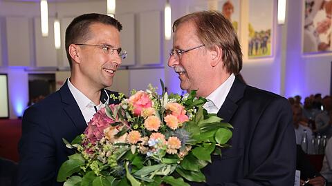 Christoph Kern (l) l&ouml;ste Rainer Koch 2022 als BFV-Pr&auml;sident ab. Auf dem Verbandstag in Bad G&ouml;gging wurde er wiedergew&auml;hlt. (Archivbild)