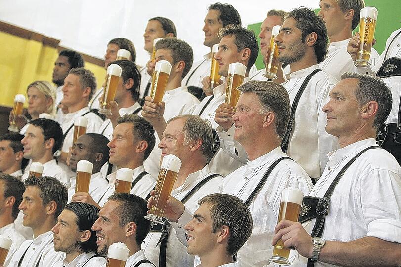 Zünftig: Der Rekordmeister um Trainer Louis van Gaal präsentiert sich am Nockherberg in bayerischer Tracht und mit dem Weißbier des Sponsors.