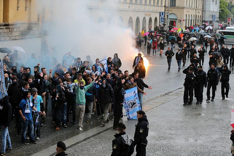 Die Proteste der Löwen-Fans gegen die Absage des Relegationsspiels gegen Elversberg. Nach Spielabsage gingen einige noch zur Innenstadt, wo die Erzrivalen das Triple feiern.