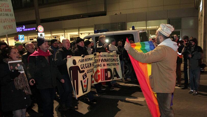 Ein Gegendemonstrant mit einer PACE-Flagge stellt sich den Teilnehmern der islamkritischen Bewegung «Leipzig gegen die Islamisierung des Abendlandes» (Legida) am 21.01.2015 in Leipzig (Sachsen) entgegen. Ein Gegendemonstrant mit einer PACE-Flagge stellt sich den Teilnehmern der islamkritischen Bewegung «Leipzig gegen die Islamisierung des Abendlandes» (Legida) am 21.01.2015 in Leipzig (Sachsen) entgegen.