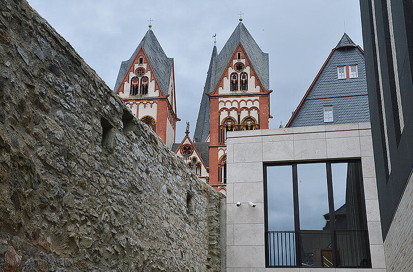 Blick aus der Privatwohnung des früheren Bischofs Tebartz-van Elst auf dem Dom in Limburg.