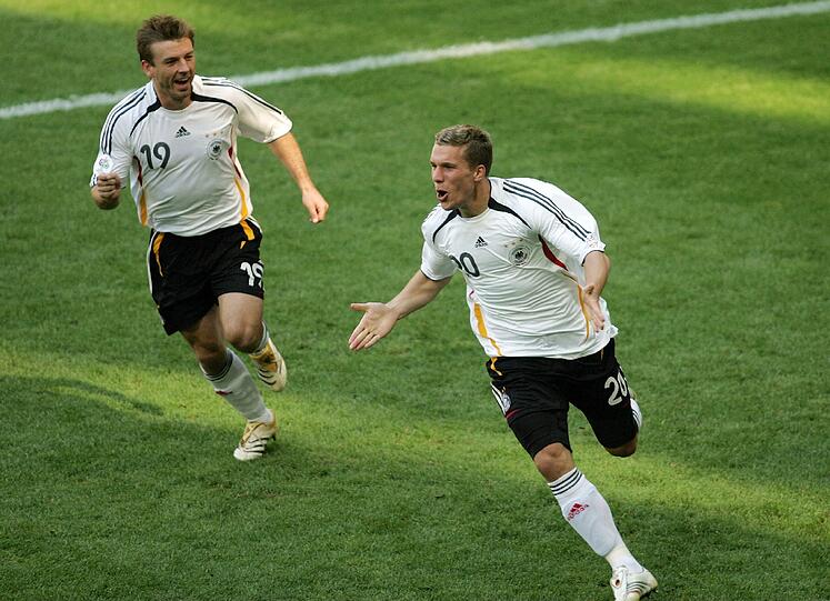 Mit Lukas Podolski hat sich nun der letzte Spieler aus der Generation "Sommermärchen" aus der Nationalmannschaft zurückgezogen. Er wurde nach dem Turnier zum besten jungen Spieler gewählt - noch vor Messi und Ronaldo. Er war zuletzt der Aktive mit den meisten Einsätzen (129) und meisten Toren (68).