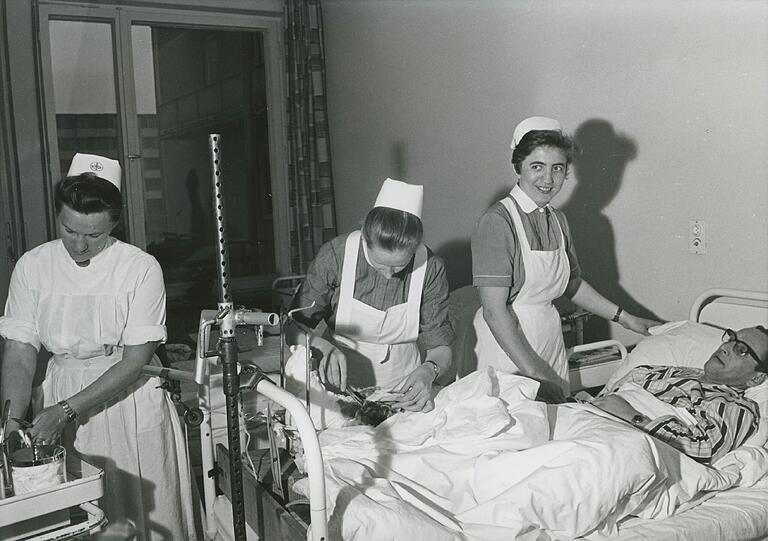 1956: Die Caritas-Schwestern übernehmen die Pflege im Krankenhaus. Seither können sich hier auch Frauen behandeln lassen.