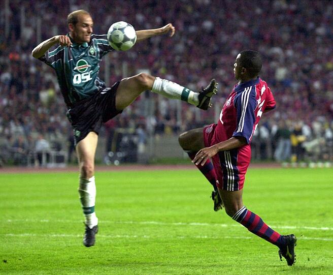 Nichts für schwache Gemüter: Bremen-Verteidiger Victor Skripnik (l.) im Zweikampf mit Bayern-Stürmer Paulo Sergio beim Pokalfinale 2000