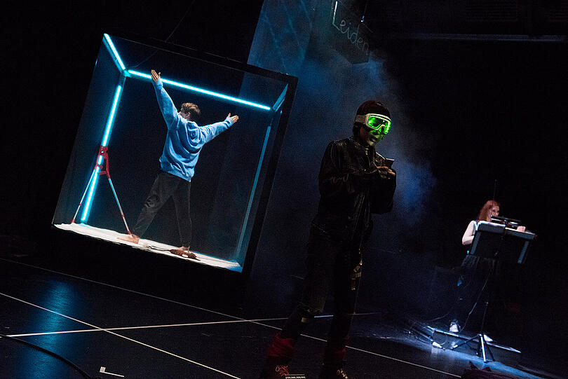 Im Dunkel eines Clubs: Philipp Nicklaus, Karera Fujita, Gertrud Schilde in &bdquo;Simon&ldquo;.