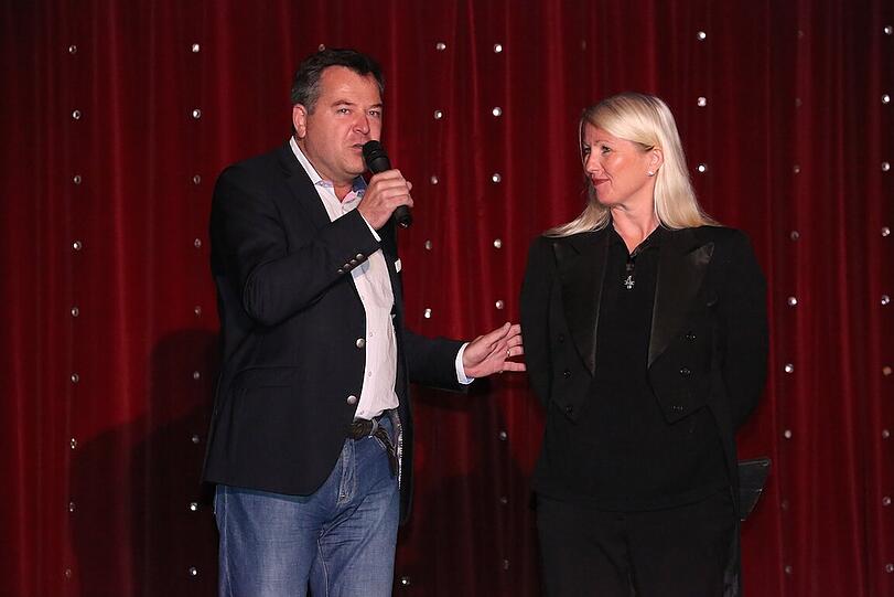 CSU-Fraktionschef Josef Schmid bei seiner Ansprache mit Anna Seliger, Sachgebietsleitung Lilalu.