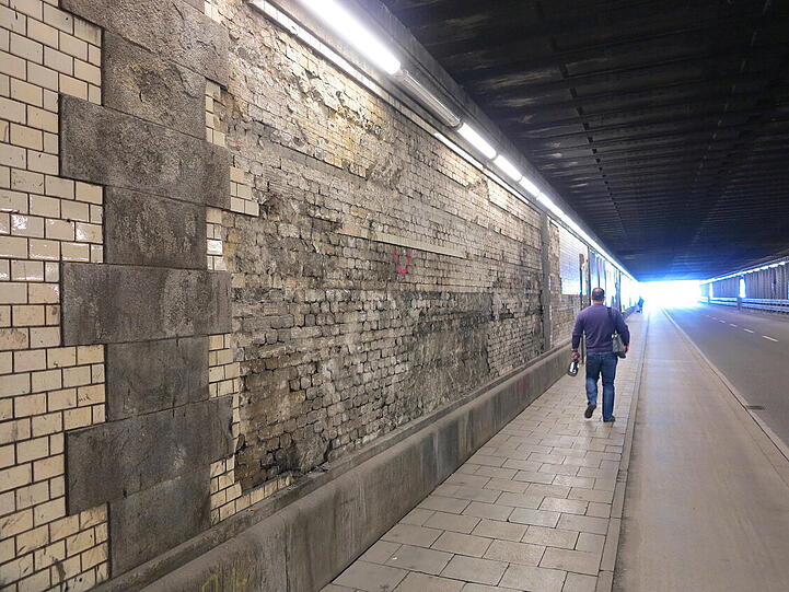 Schmutzig und grau: So schaut's im Paul-Heyse-Tunnel aus.