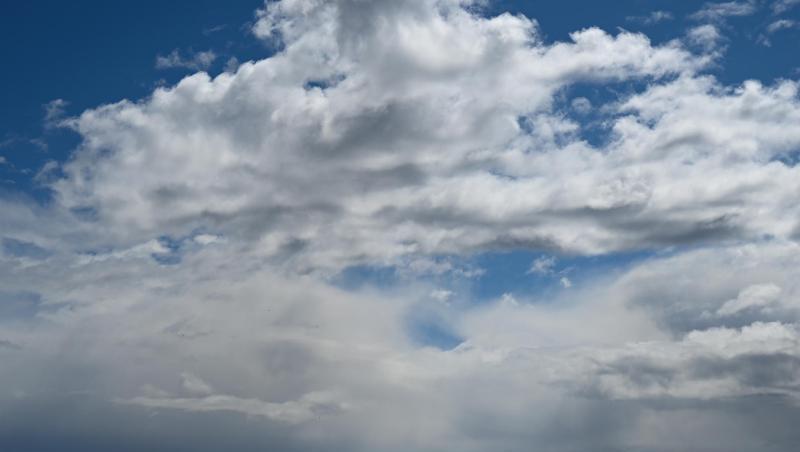 Ein Weizenfeld bei Bad Soden im Taunus leuchtet im Sonnenschein, während Regenwolken über der Skyline von Frankfurt am Main hinwegziehen. Ein Weizenfeld bei Bad Soden im Taunus leuchtet im Sonnenschein, während Regenwolken über der Skyline von Frankfurt am Main hinwegziehen.