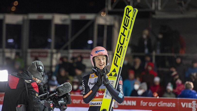 Karl Geiger reagiert nach seinem Sprung.