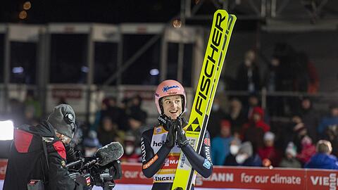 Karl Geiger reagiert nach seinem Sprung.
