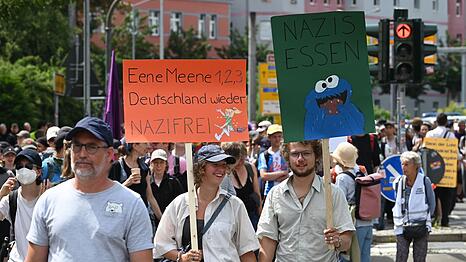 Zehntausende sind in Erfurt auf der Stra&szlig;e, um gegen den AfD-Bundesparteitag zu demonstrieren.