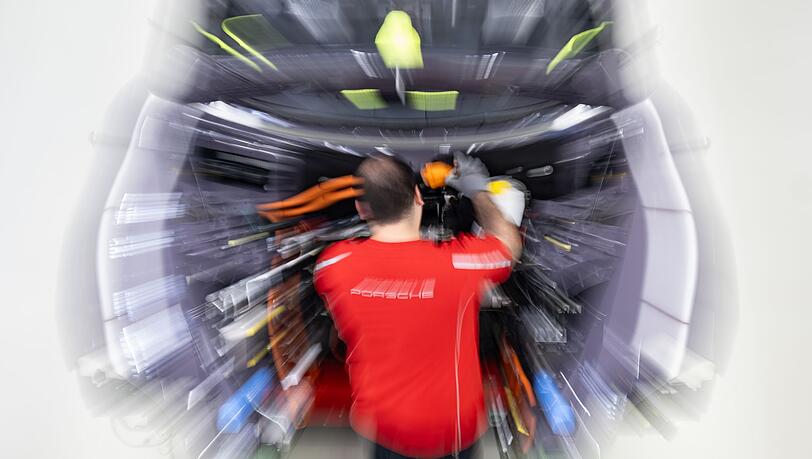 Bei Porsche sollen noch mehr Stellen wegfallen. (Archivbild) Bei Porsche sollen noch mehr Stellen wegfallen. (Archivbild)