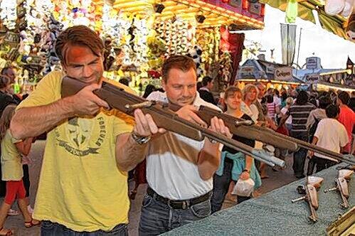Viele Volltreffer und noch keinen Bock geschossen: Sportdirektor Lenz Funk und Trainer Andreas Brockmann (rechts) haben ihre Ziele mit den Thomas Sabo Ice Tigers ganz genau im Visier.