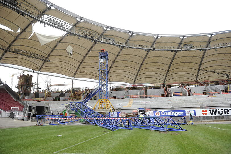 Die Fußball-Arena wird zurzeit umgebaut. Offensichtlich war an dem
Baukran ein Ausleger abgebrochen, dadurch sei auch die Führerkabine
mit in die Tiefe gerissen worden, sagte ein Polizeisprecher.