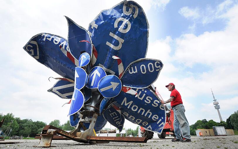 Wegweiser: Ein Kunstwerk aus Schildern auf dem Tollwood.
