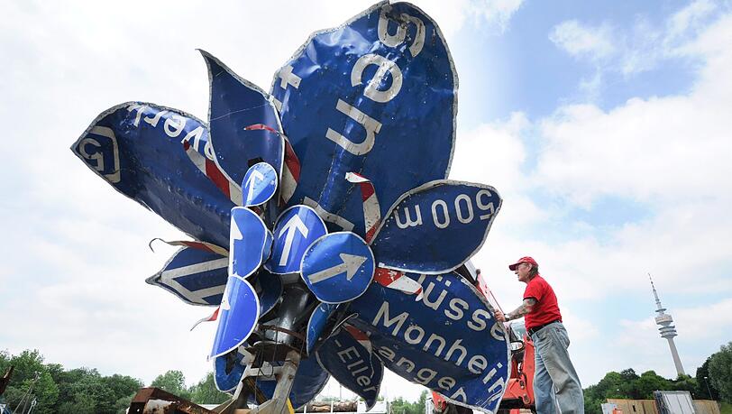 Wegweiser: Ein Kunstwerk aus Schildern auf dem Tollwood.