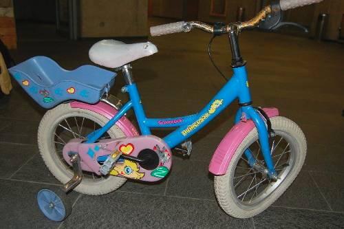 Die Polizei staunte nicht schlecht, als sie in der Nacht auf Mittwoch einen völlig betrunkenen Studenten auf einem rosa Kinderfahrrad entdeckte. Das Rad war geklaut, der 26-Jährige muss mit einer Anzeige rechnen. (SYMBOLBILD)