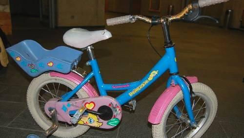 Die Polizei staunte nicht schlecht, als sie in der Nacht auf Mittwoch einen völlig betrunkenen Studenten auf einem rosa Kinderfahrrad entdeckte. Das Rad war geklaut, der 26-Jährige muss mit einer Anzeige rechnen. (SYMBOLBILD) Die Polizei staunte nicht schlecht, als sie in der Nacht auf Mittwoch einen völlig betrunkenen Studenten auf einem rosa Kinderfahrrad entdeckte. Das Rad war geklaut, der 26-Jährige muss mit einer Anzeige rechnen. (SYMBOLBILD)