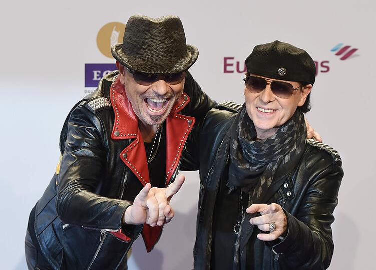 Die Musiker Rudolf Schenker (l) und Klaus Meine.
