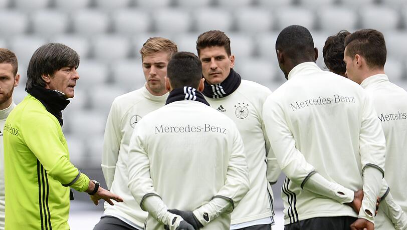 Bis zum 30. Mai hat Jogi Löw Zeit sich zu entscheiden, wen er zur EM mitnimmt. Bis zum 30. Mai hat Jogi Löw Zeit sich zu entscheiden, wen er zur EM mitnimmt.