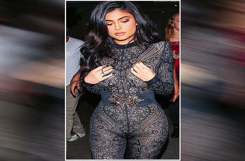 Kylie Jenner findet sich in diesem schwarzen Spitzen-Overall wohl selbst ziemlich heiß. Anders ist ihr Griff an die Brüste nicht zu deuten...