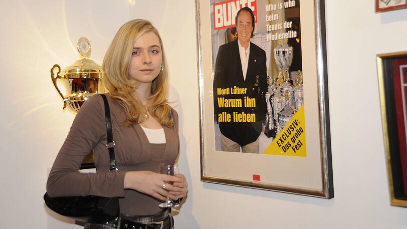 Tracy Tarrach vor einem "Bunte"-Titel mit ihrem berühmten Vater, dem Musikproduzenten Monti Lüftner (&dagger;2009).