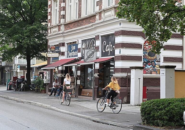Boazn und Café liegen nebeneinander, die Straße ist eben bunt.