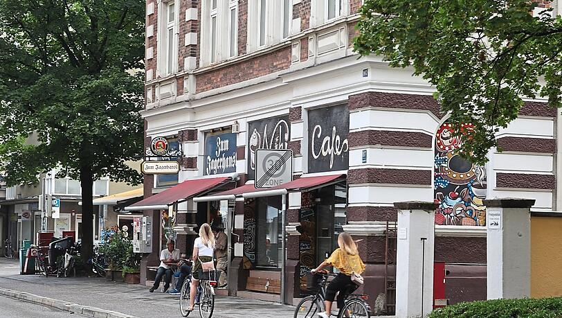 Boazn und Café liegen nebeneinander, die Straße ist eben bunt. Boazn und Café liegen nebeneinander, die Straße ist eben bunt.