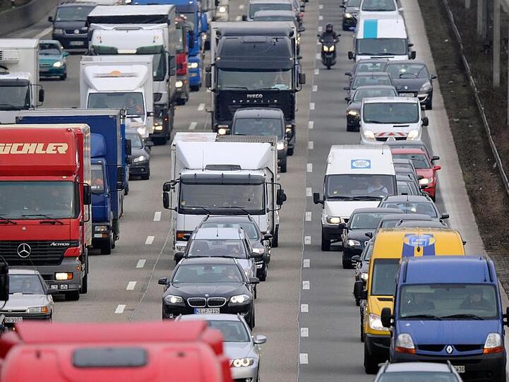 Zur Winterurlaubszeit wird es in Tirol erneut schwieriger, die berüchtigten Staus im Bundesland zu umfahren. Auch zur Lkw-Blockabfertigung gibt es ernüchternde Neuigkeiten.