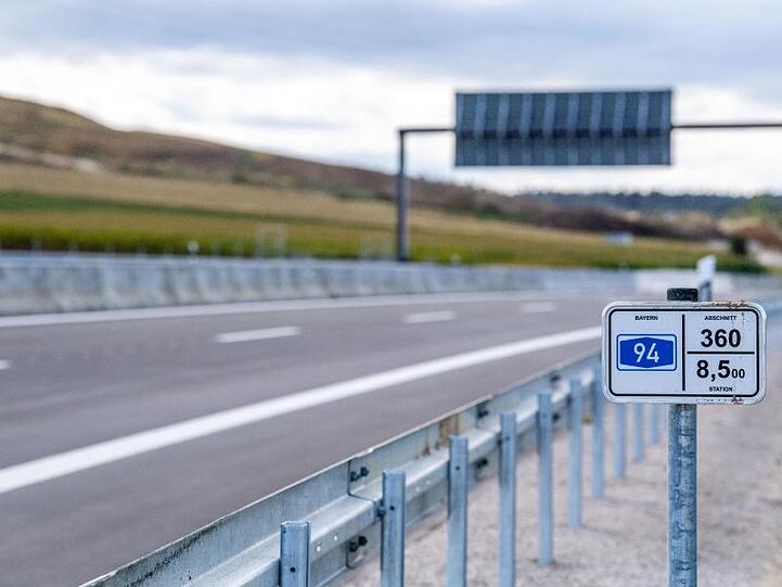 Ein Stück der A94 durch das Isental. Foto: Lino Mirgeler/dpa/Archivbild