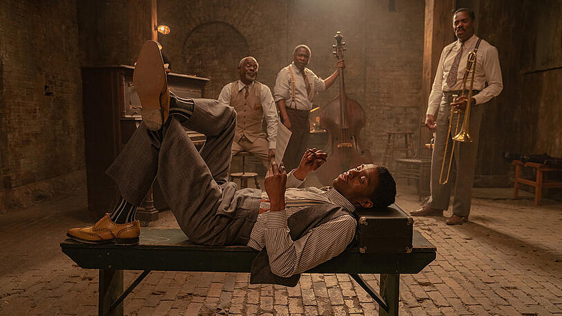 "Ma Rainey's Black Bottom": Chadwick Boseman (vorne) als Levee, Glynn Turman (v.l.n.r.) als Toldeo, Michael Potts als Slow Drag, Colman Domingo als Cutler.