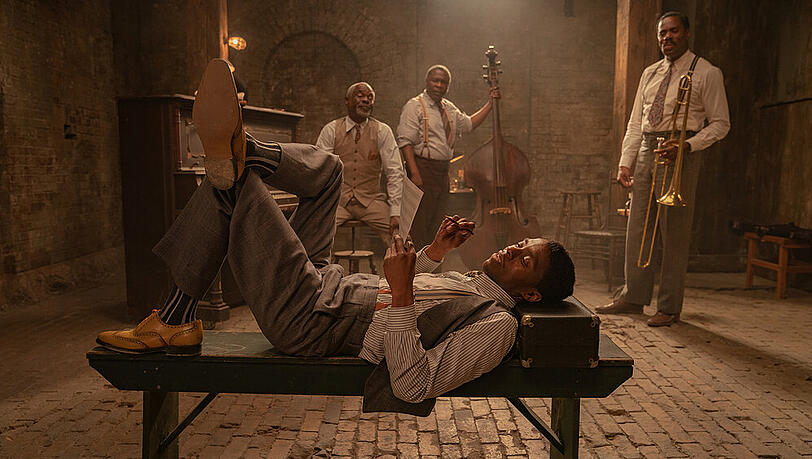 "Ma Rainey's Black Bottom": Chadwick Boseman (vorne) als Levee, Glynn Turman (v.l.n.r.) als Toldeo, Michael Potts als Slow Drag, Colman Domingo als Cutler. "Ma Rainey's Black Bottom": Chadwick Boseman (vorne) als Levee, Glynn Turman (v.l.n.r.) als Toldeo, Michael Potts als Slow Drag, Colman Domingo als Cutler.