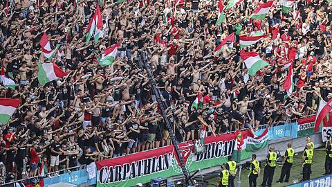 In Budapest ganz vorne auf den Rängen: Der schwarze Block um die "Carpathian Brigade".