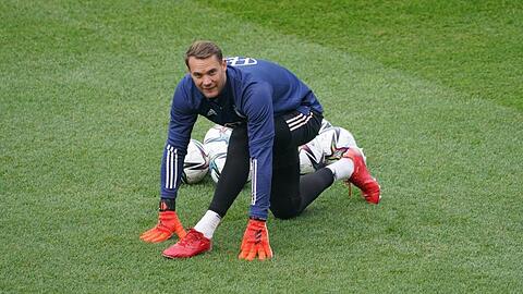 Abschlusstraining der Nationalmannschaft: Torwart Manuel Neuer macht sich warm.