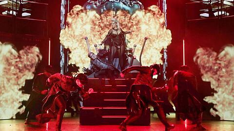 Mit viel Theaterdonner, Lichtinstallationen und den Queen-Songs ist "We Will Rock You" eine überwältigende Show.