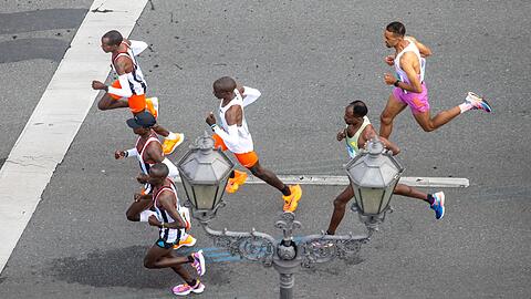 Eliud Kipchoge (M) ist beim Berlin-Marathon Weltrekord gelaufen.