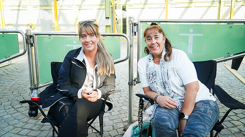 Tanja und Claudia warten bereits seit den Mittagsstunden auf den Einlass zum Konzert.