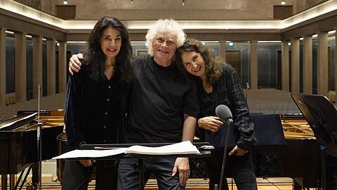Simon Rattle mit den Labéque-Schwestern bei einer Probe im Herkulessaal der Residenz.
