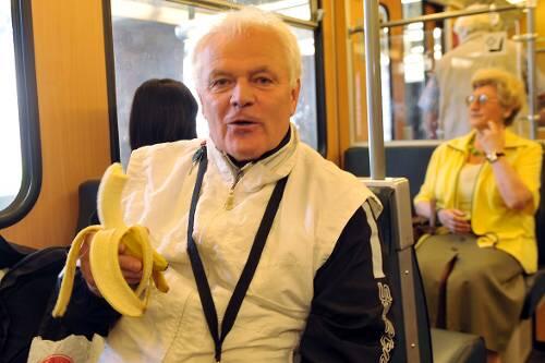 Harald Diepold (59) genießt zwischen Hauptbahnhof und Wöhrder Wiese seine Banane.