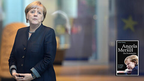 Für viele umgibt Bundeskanzlerin Angela Merkel (CDU), hier im Kanzleramt in Berlin, auch nach zwölf Jahren an der Regierungsspitze die Aura der Unnahbaren.