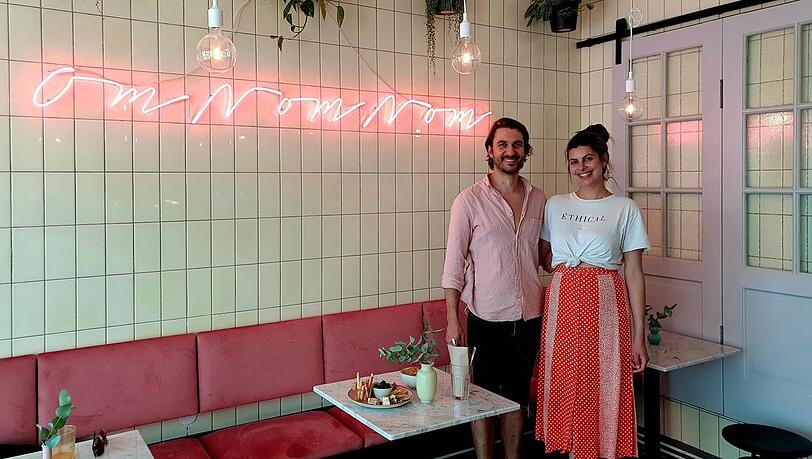 Einst war hier eine Metzgerei: Daniel Tesic und Marlen Ventker in ihrem „Om Nom Nom“. Einst war hier eine Metzgerei: Daniel Tesic und Marlen Ventker in ihrem „Om Nom Nom“.