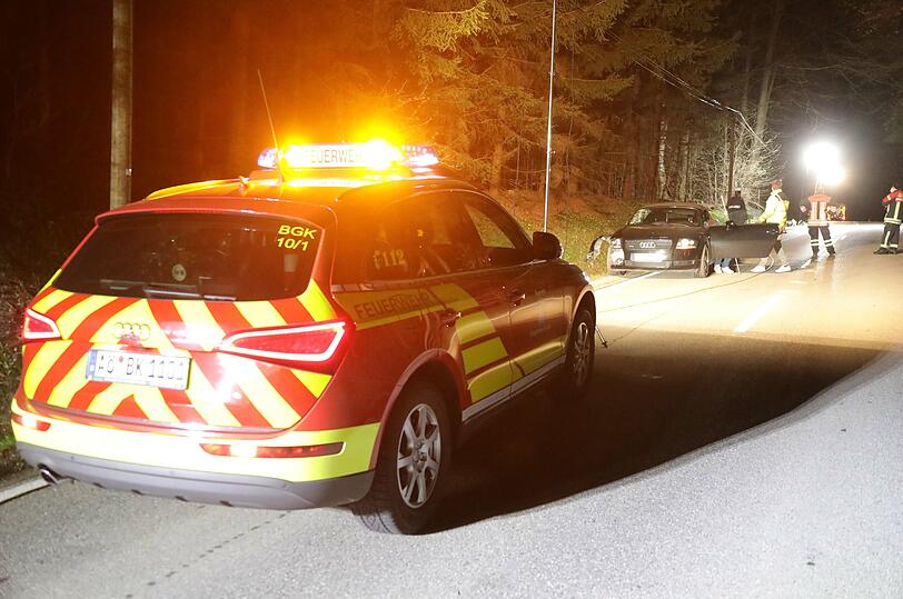 Die Beamten der Polizeiinspektion Burghausen wurden  durch die Freiwillige Feuerwehr Burgkirchen unterstützt.