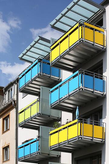 Bunte Anbauten: Balkone in der Schluderstraße.